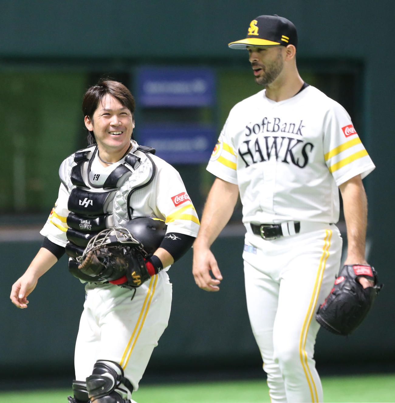 ソフトバンク対オリックス　6回表を投げ終え笑顔を見せる甲斐（左）とマルティネス（右）（撮影・屋方直哉）