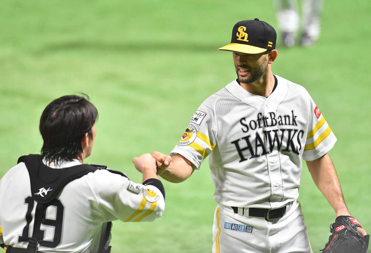 ソフトバンク対オリックス　6回表オリックスの攻撃を抑え、甲斐（左）とグータッチを交わすマルティネス（撮影・岩下翔太）