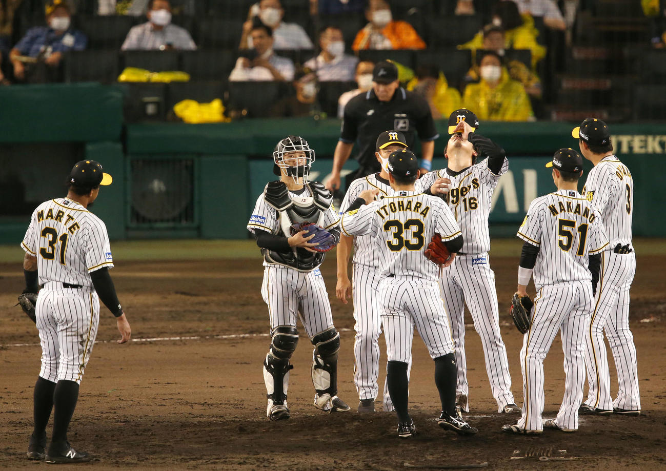 阪神対巨人　5回表巨人1死一、三塁、西勇（右から3人目）は松原に中越え先制2点適時三塁打を浴び、天を仰ぐ（撮影・上山淳一）