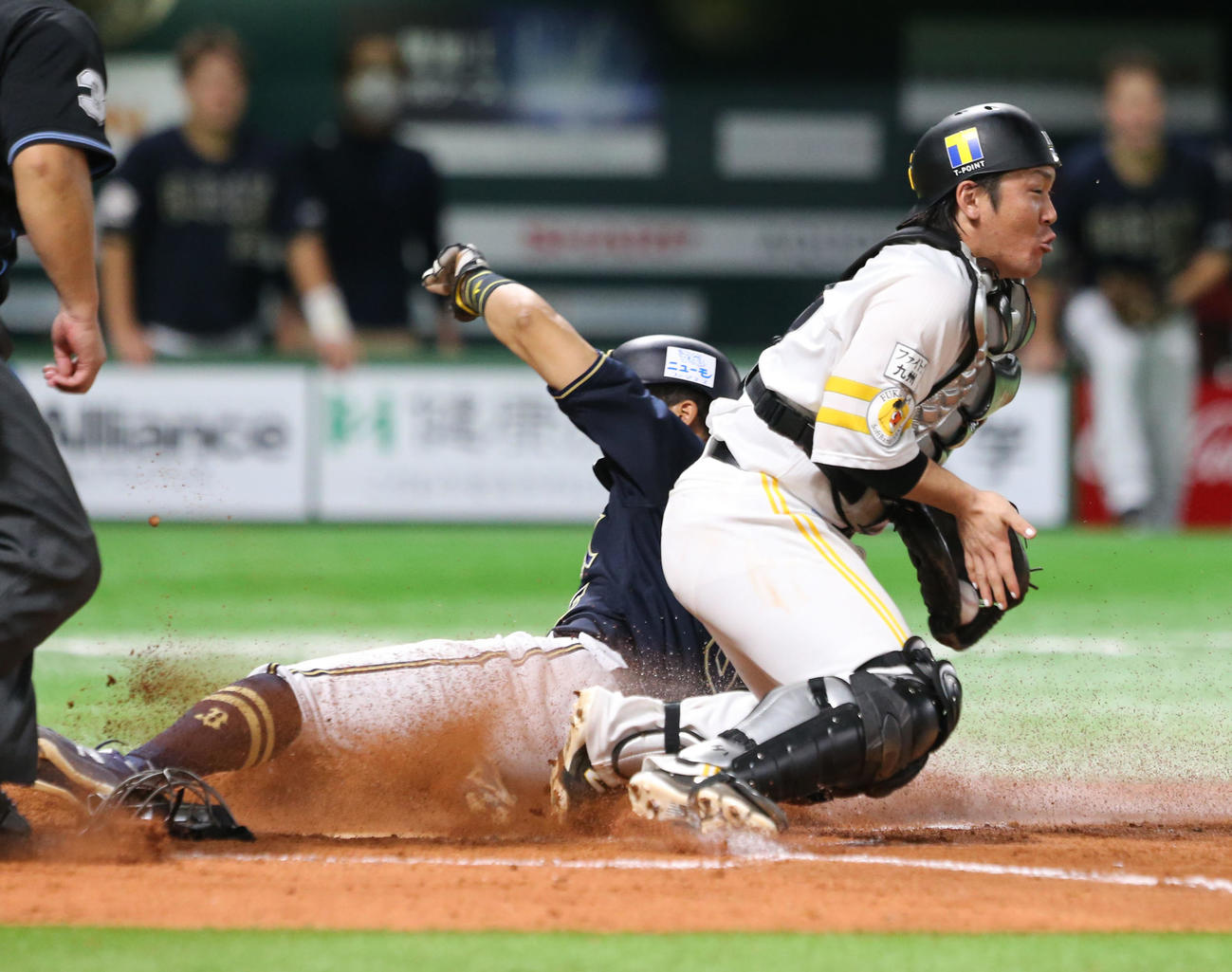 ソフトバンク対オリックス　9回表オリックス2死一、二塁、宗はジョーンズの勝ち越しの適時打で生還する（撮影・屋方直哉）
