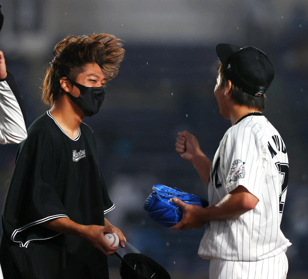ロッテ対日本ハム　日本ハムに勝利しロッテ益田（右）から勝利球を渡され笑顔を見せる佐々木千（撮影・垰建太）