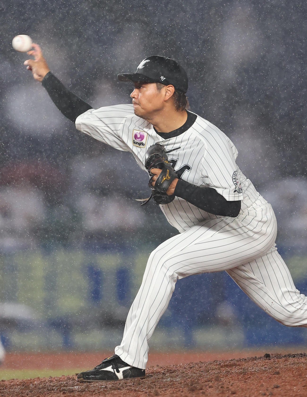 ロッテ対日本ハム　8回表、ロッテ5番手で登板し力投する佐々木千（撮影・垰建太）