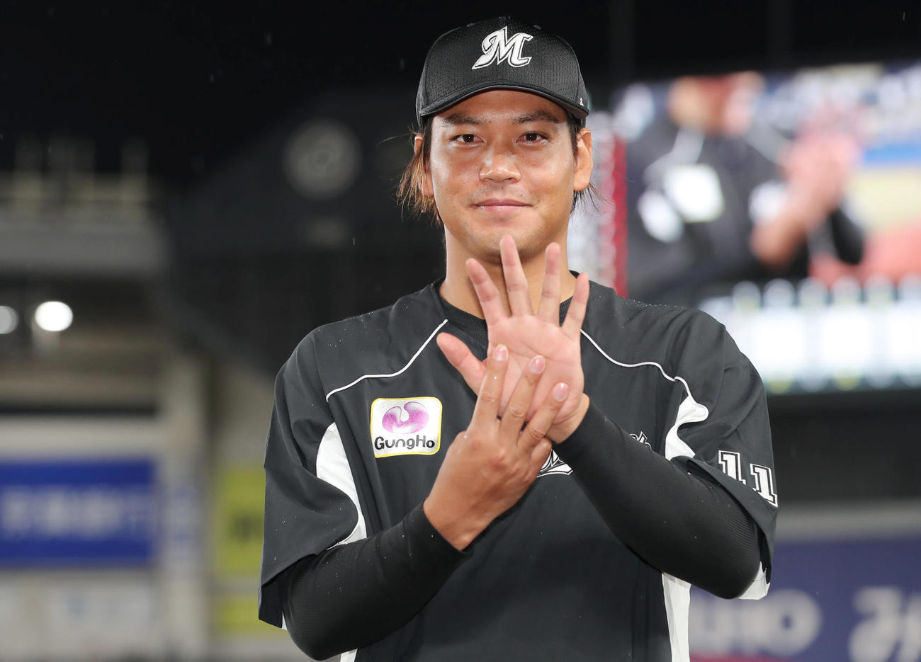 ロッテ対日本ハム　8勝目を挙げたロッテ佐々木千はポーズを決める（撮影・垰建太）