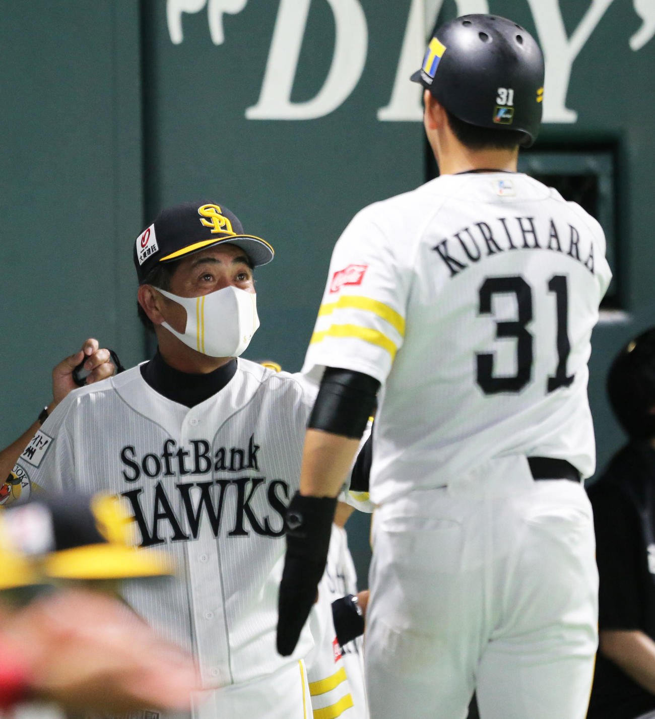 ソフトバンク対オリックス　8回裏ソフトバンク2死一、二塁、工藤監督は中堅へ同点の適時打を放った栗原とグータッチをする（撮影・屋方直哉）