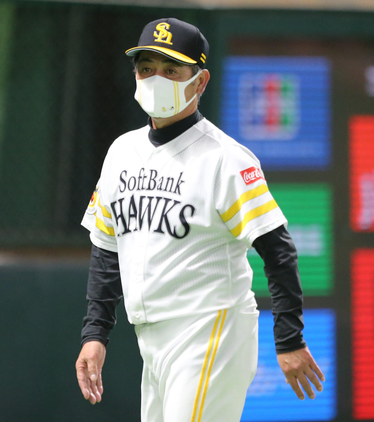 ソフトバンク対オリックス　8回、投手交代を告げる工藤監督（撮影・屋方直哉）