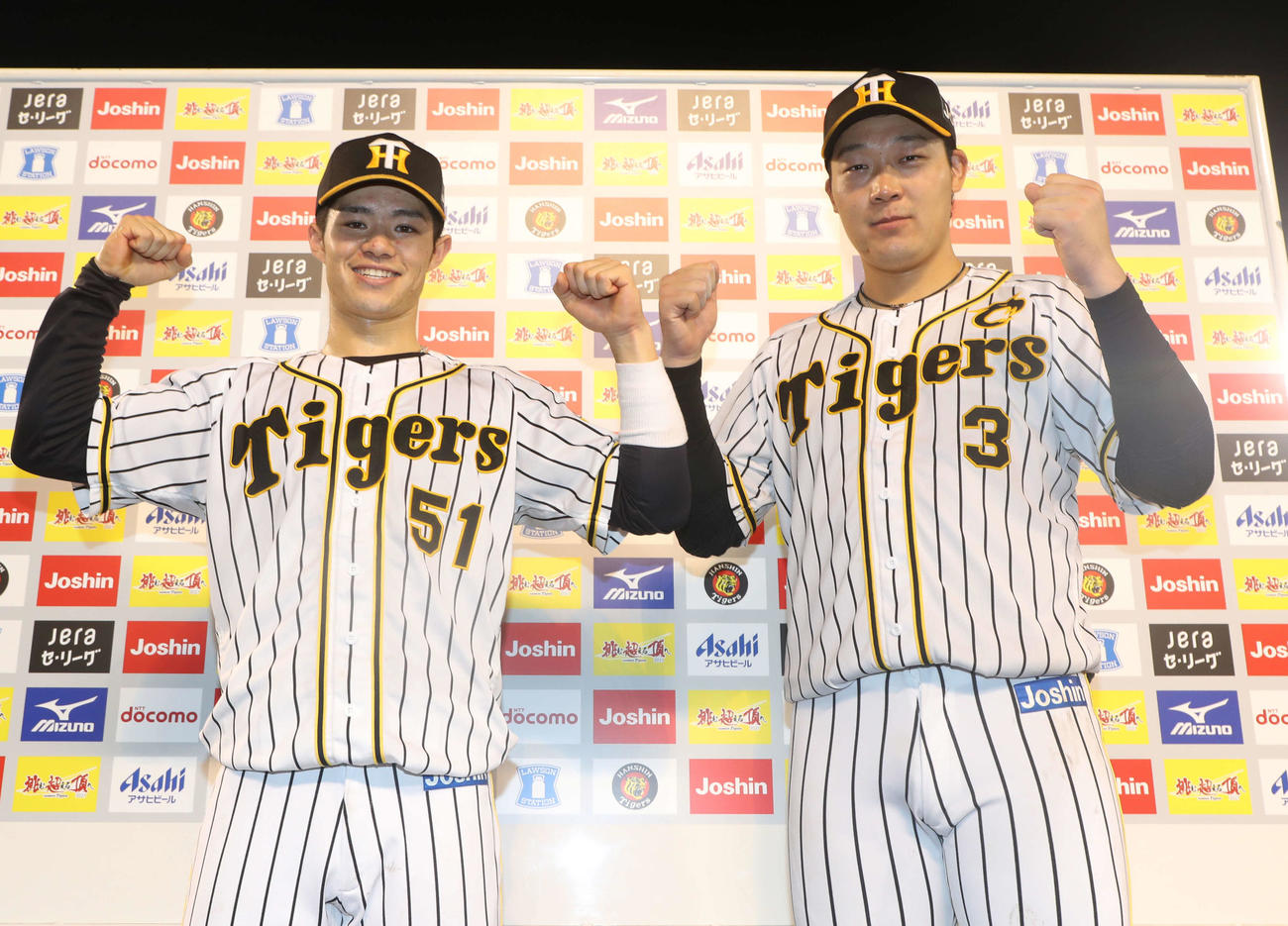 阪神対巨人　お立ち台でガッツポーズする中野（左）と大山（代表撮影）
