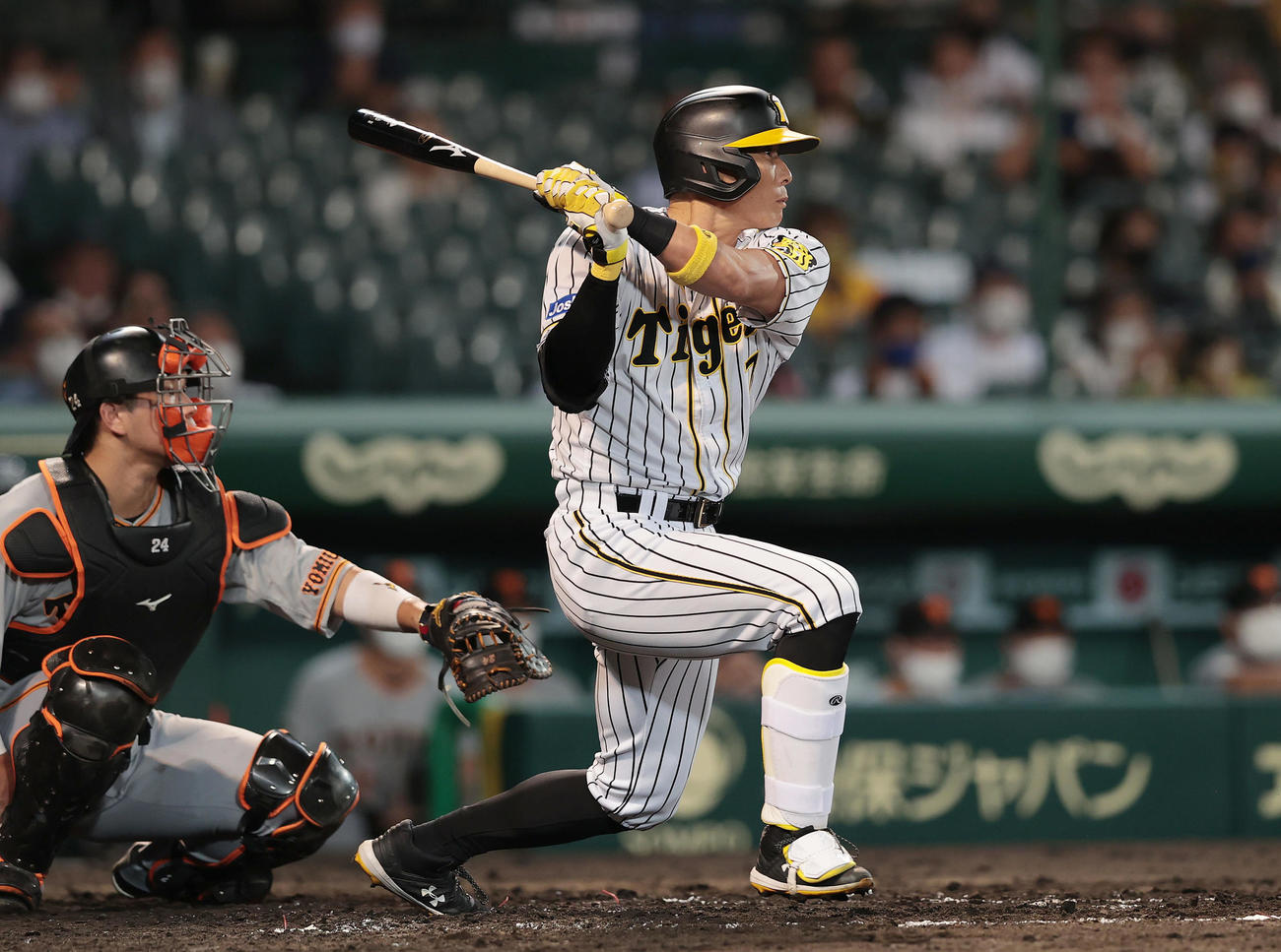 阪神対巨人　6回裏阪神無死一塁、右適時二塁打を放つ糸井（撮影・前田充）