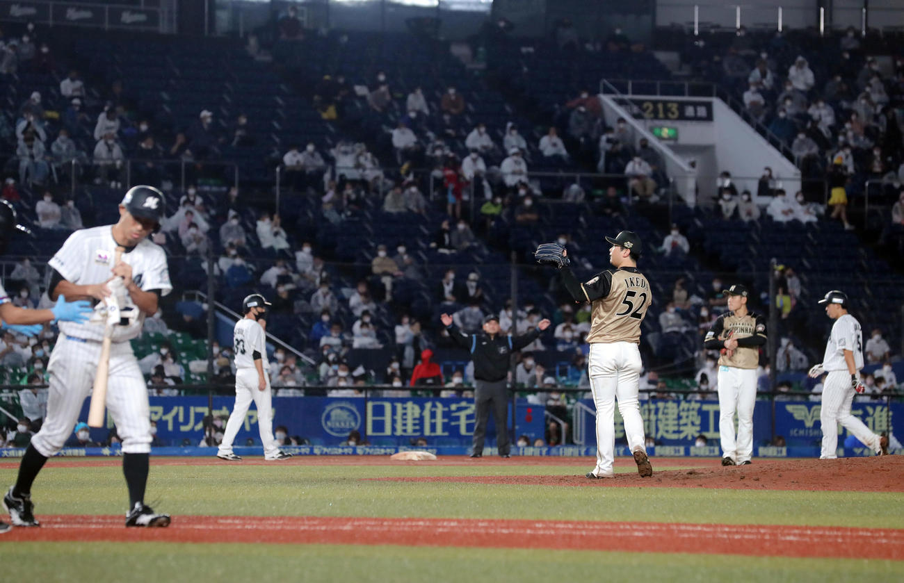 ロッテ対日本ハム　4回裏ロッテ2死満塁、荻野（左）に押し出しの四球を与える池田（中央）（撮影・垰建太）