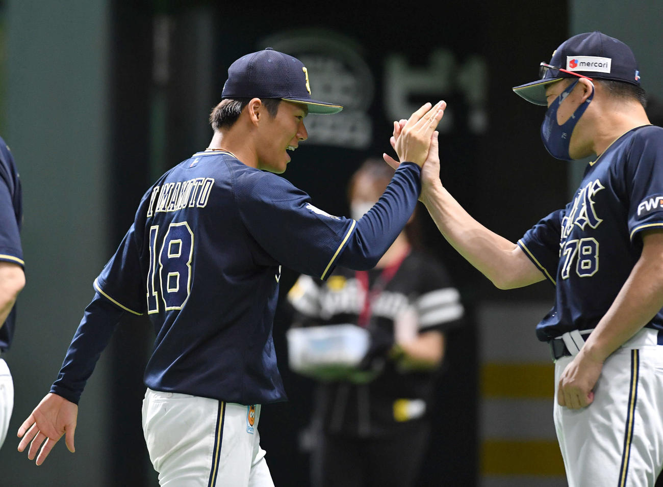 ソフトバンク対オリックス　今季12勝目を挙げ、中嶋監督（右）と笑顔でハイタッチする山本（撮影・岩下翔太）