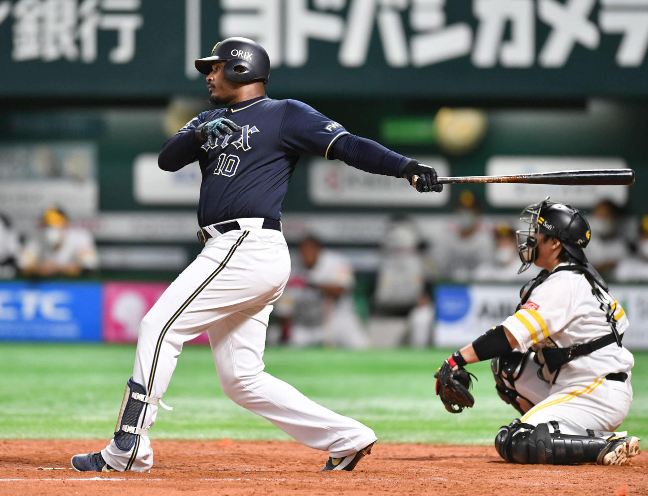 ソフトバンク対オリックス　9回表オリックス2死一、二塁、ジョーンズは中前勝ち越し適時打を放つ（撮影・岩下翔太）