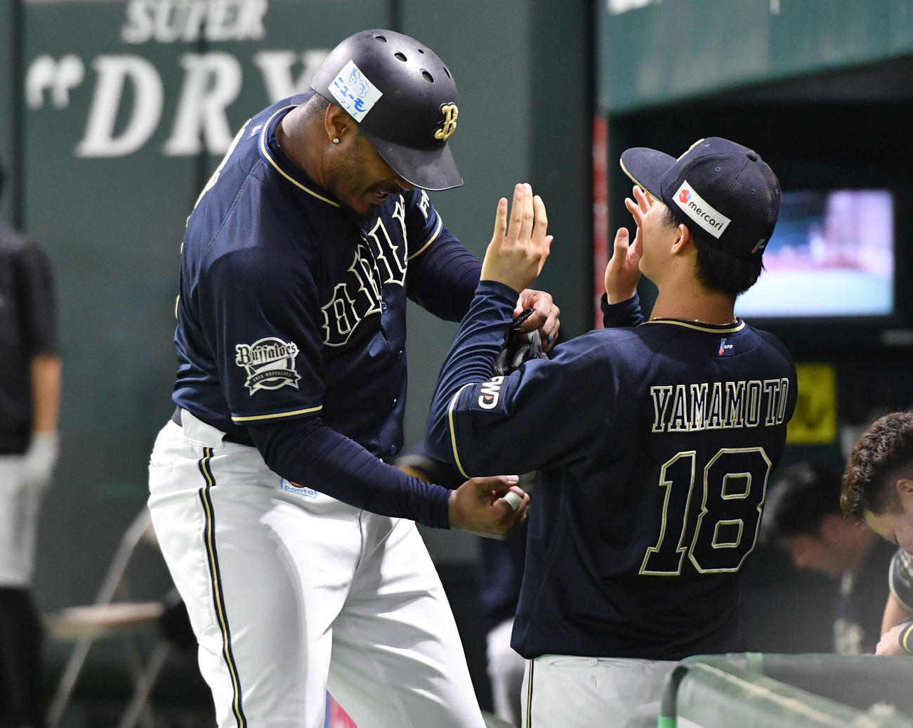ソフトバンク対オリックス　9回表オリックス2死一、二塁、勝ち越しの中前適時打を放ち、代走を送られたジョーンズ（左）は、山本とベンチ前でじゃれ合う（撮影・岩下翔太）