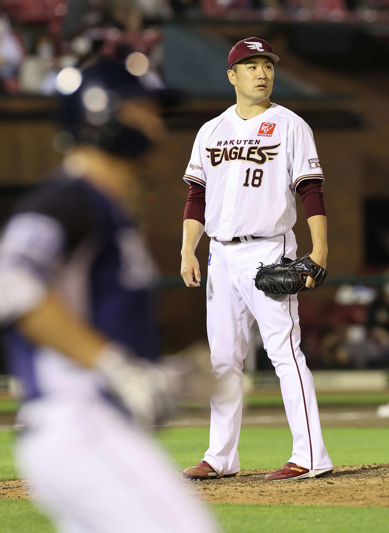 楽天対西武　8回表西武無死、川越（手前）に右越え本塁打を浴び打球を見つめる田中将（撮影・河野匠）