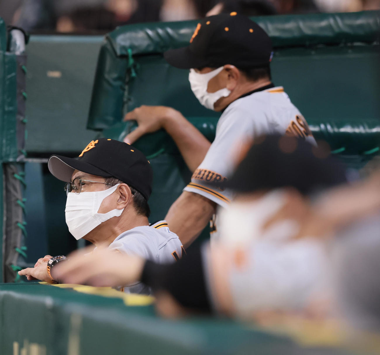 阪神対巨人　ベンチで厳しい表情を見せる巨人原監督（撮影・足立雅史）