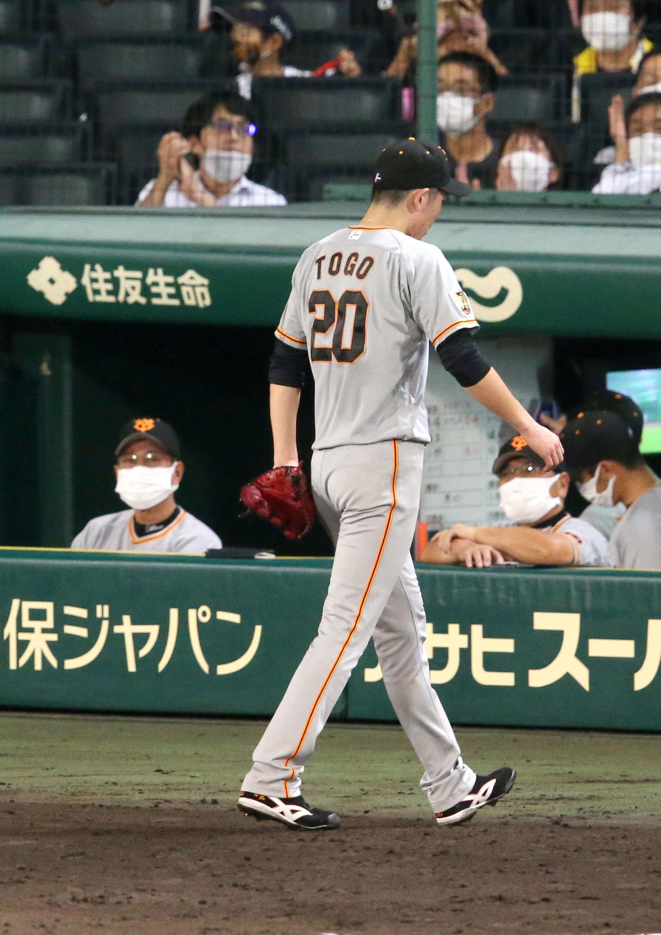 阪神対巨人　7回裏阪神1死二、三塁、降板となる戸郷（手前）、左は原監督（撮影・上山淳一）