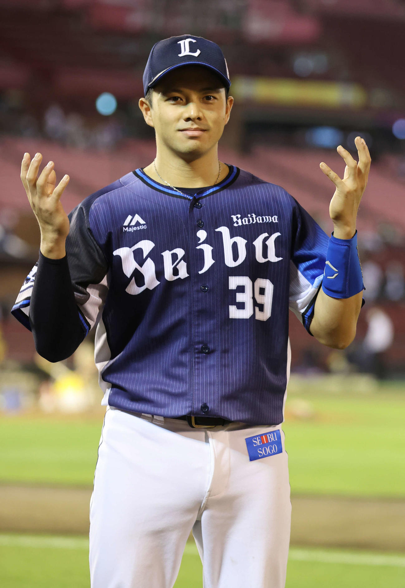 楽天対西武　楽天に勝利し、ポーズをとる呉念庭（撮影・河野匠）