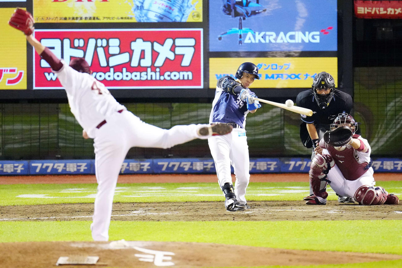 楽天対西武　9回表西武1死満塁、中前適時打を放つ呉念庭。投手宋家豪（撮影・江口和貴）