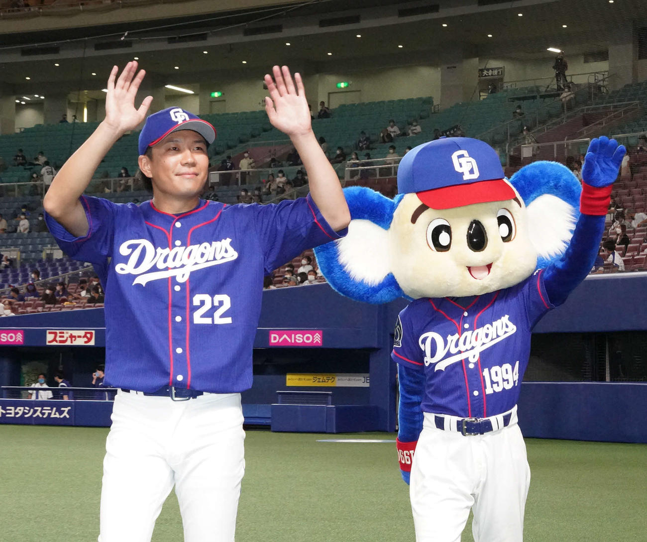 中日対DeNA 5勝目を挙げドアラと一緒に手を振る大野雄（撮影・森本幸一）