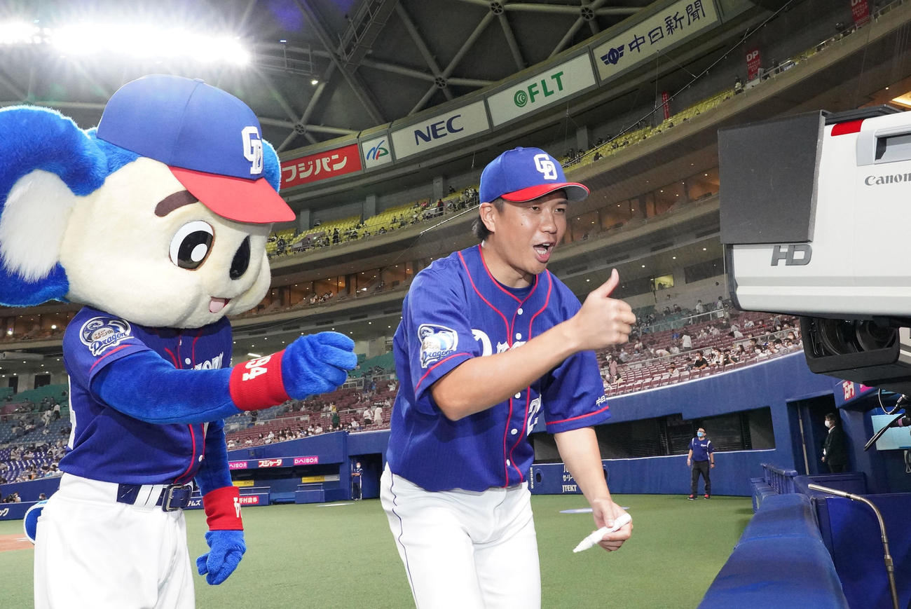 中日対DeNA　試合終了、ヒーローインタビューを終えカメラにサインを書きポーズを決める大野雄（撮影・森本幸一）