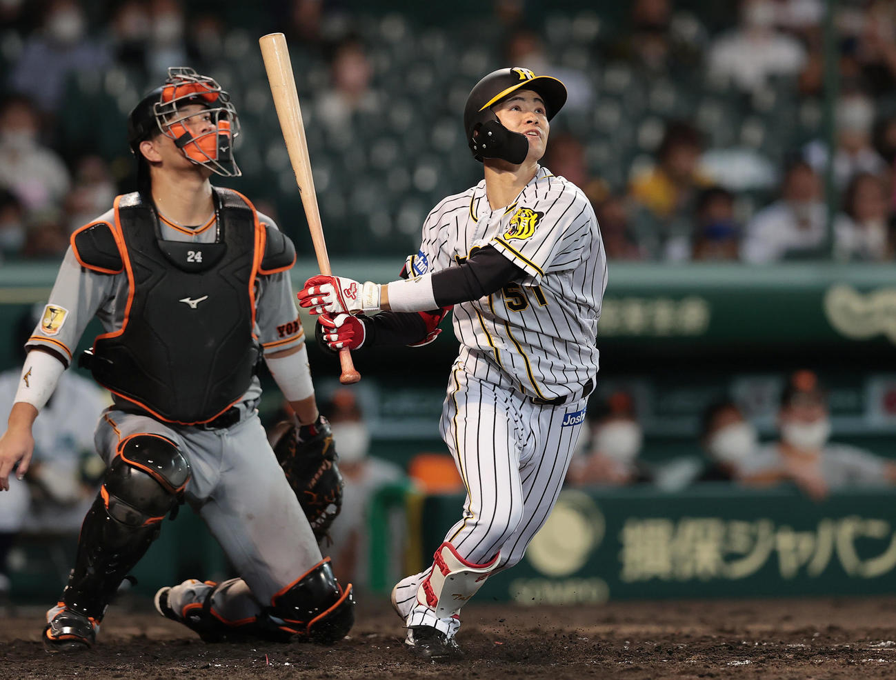 阪神対巨人　7回裏阪神2死満塁、中野は右越え勝ち越し3点適時三塁打を放つ（撮影・前田充）