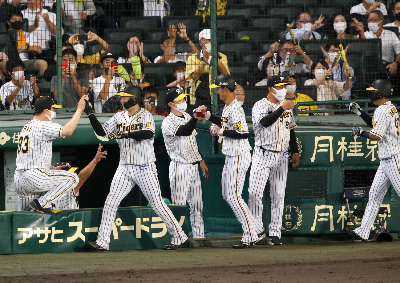 阪神対巨人　7回裏阪神2死満塁、中野の右越え勝ち越し3点適時三塁打で逆転し、歓喜する喜ぶ矢野監督（右から4人目）ら（撮影・上山淳一）