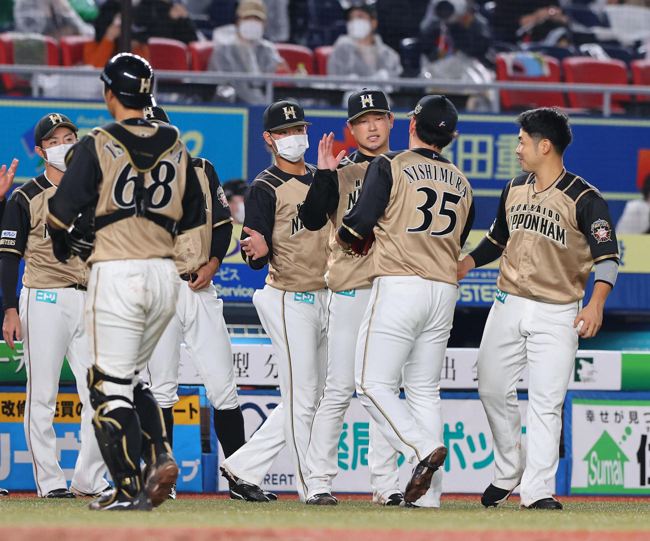 ロッテ対日本ハム　4回裏ロッテ2死満塁、藤原を二ゴロに仕留め後続を抑えた西村（35番）を出迎える池田（右から3人目）らナイン（撮影・垰建太）