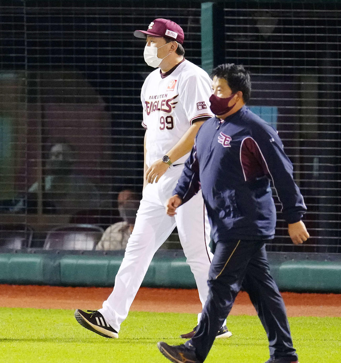 楽天対西武　9回表、楽天2番手の宋家豪の交代を告げに向かう石井GM兼監督（左）（撮影・江口和貴）