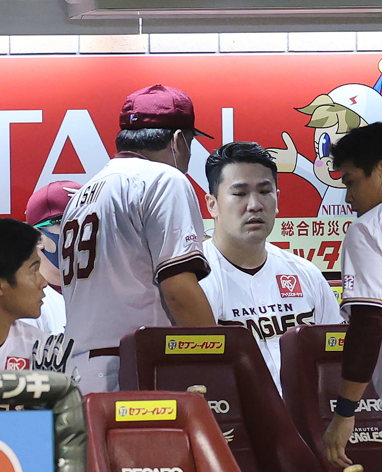 楽天対西武　8回表を終え、ベンチで石井GM兼監督（手前）に声をかけられる田中将（撮影・河野匠）