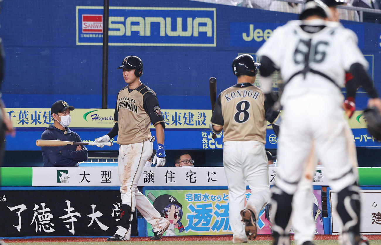 ロッテ対日本ハム　9回表日本ハム1死、近藤（8番）が三振に倒れ渋い表情で戦況を見つめる栗山監督（左）（撮影・垰建太）