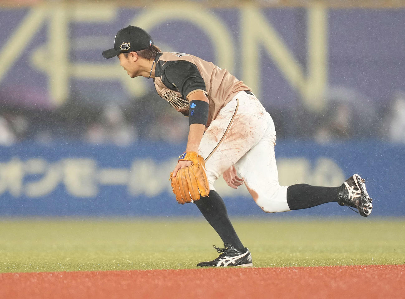 ロッテ対日本ハム　8回裏ロッテ1死二塁、代打佐藤都の打球をファンブルし、打球を追う遊撃手中島（撮影・鈴木みどり）