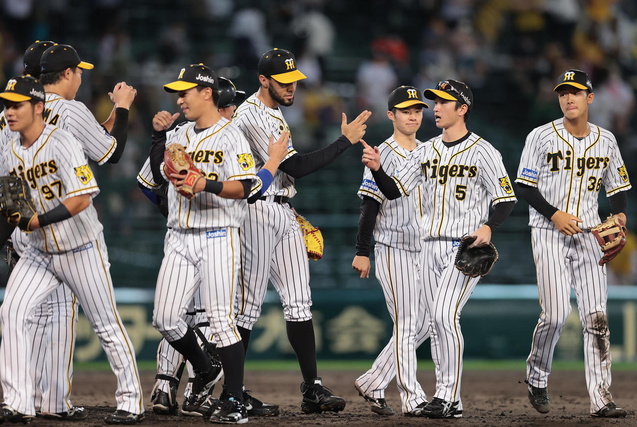 阪神対巨人　巨人に逆転勝利し、タッチを交わして喜ぶ阪神ナイン（撮影・前田充）