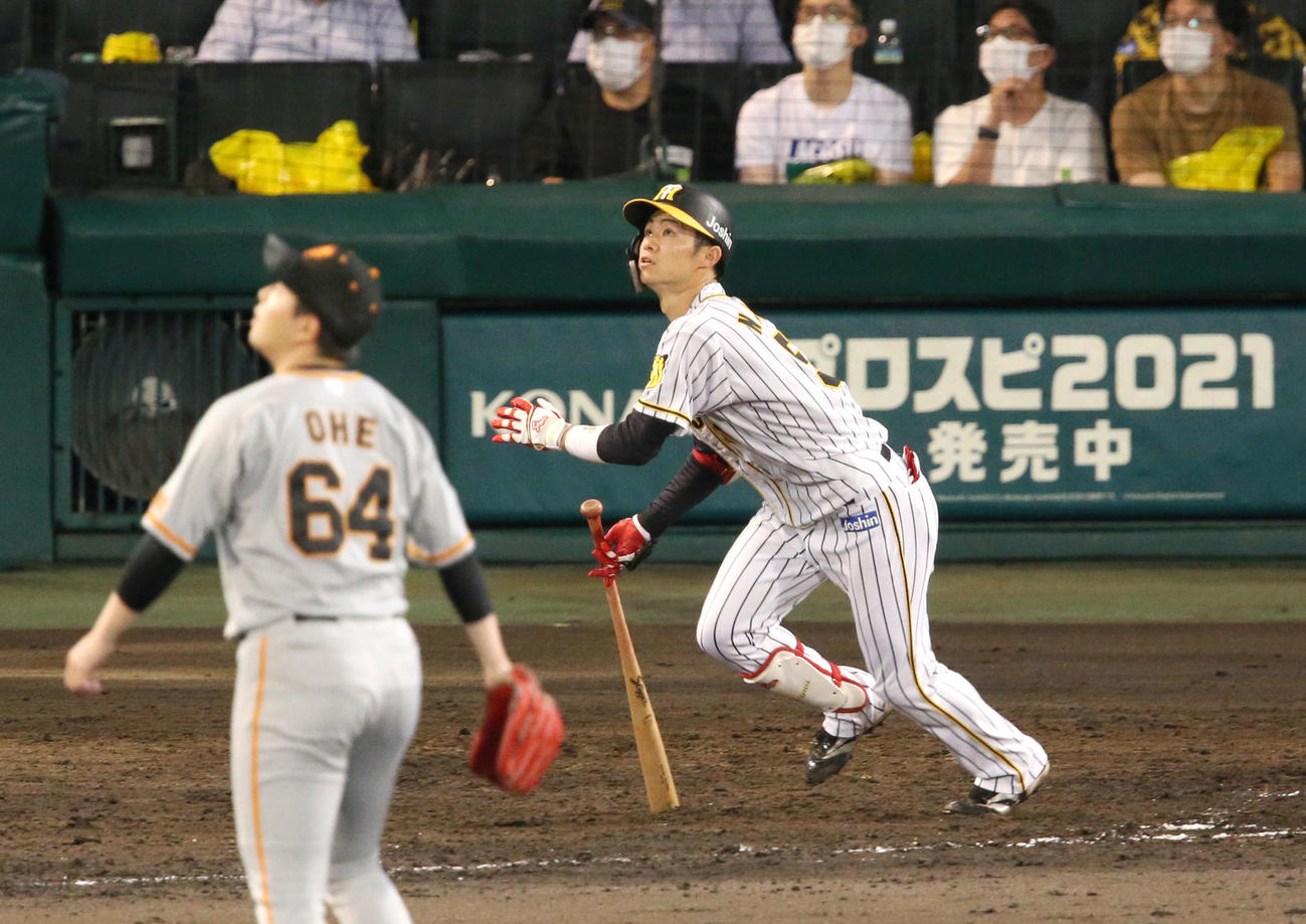 阪神対巨人　7回裏阪神2死満塁、中野は右越え3点三塁打を放つ（撮影・上山淳一）