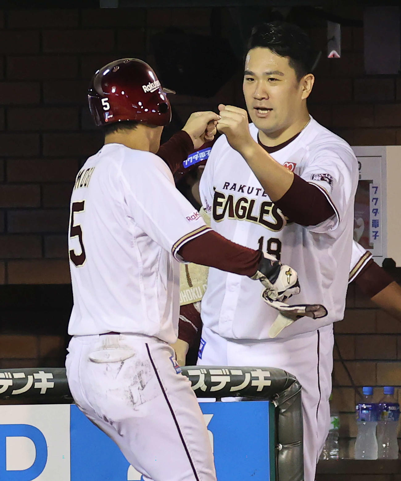 楽天対西武　8回裏楽天1死二、三塁、岡島の2点適時打で生還した茂木（手前）を迎える田中将（撮影・河野匠）