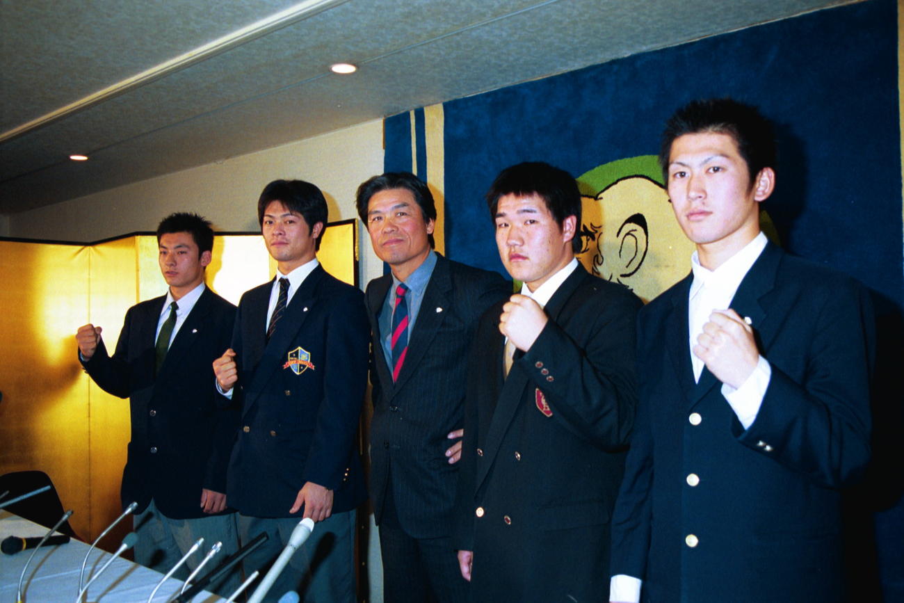01年12月13日、左から栗山巧、細川亨、伊原春樹監督、中村剛也、竹内和也