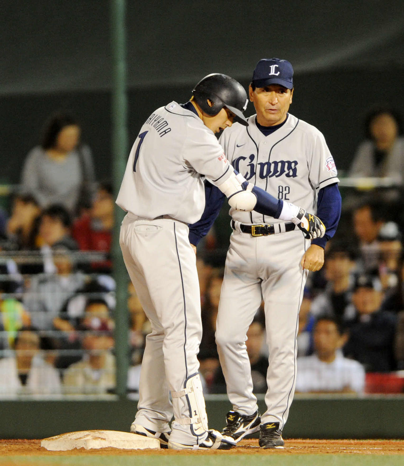 楽天対西武　7回表西武2死一塁、左前打を放った栗山（左）。通算500安打目（2009年9月2日撮影）