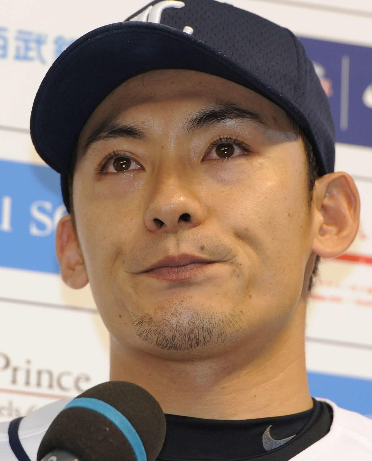13年6月、巨人戦でお立ち台の栗山巧は、亡くなった相馬勝也さんを思いだして目に涙をためる