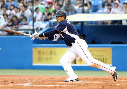 16年6月、ヤクルト対西武　7回表西武2死、プロ通算1500安打となる左前打を放つ栗山巧