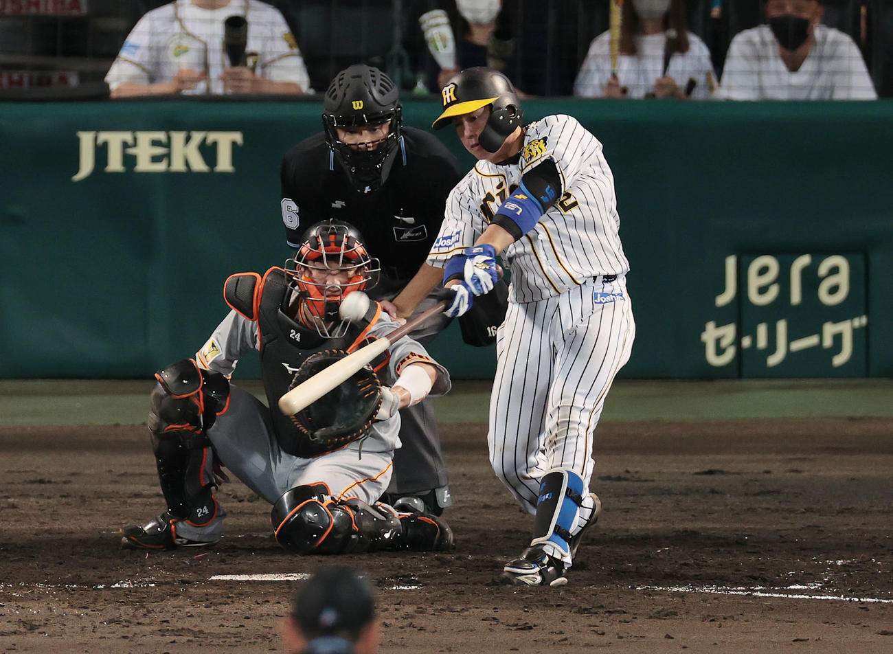 阪神対巨人　5回裏阪神1死一塁、逆転となる左越え2点本塁打を放つ梅野（撮影・前田充）