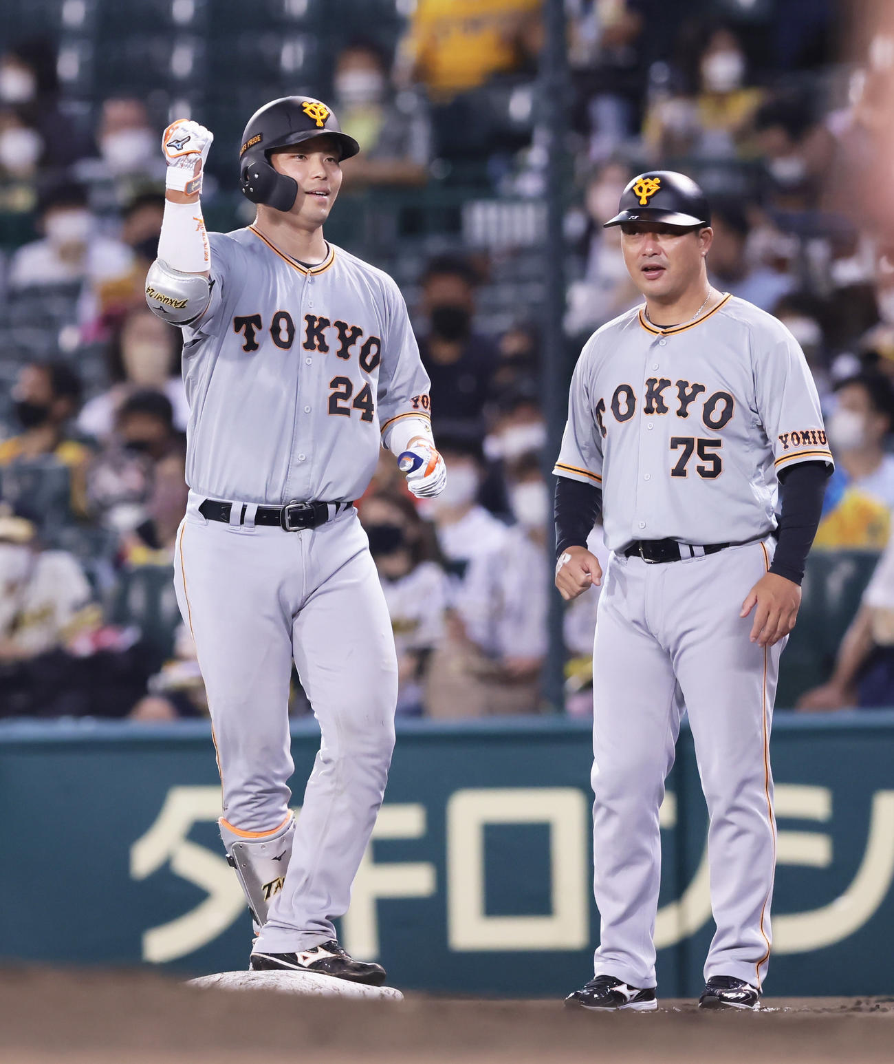 阪神対巨人　4回表巨人2死二塁、大城（左）は左前適時打を放ちガッツポーズ（撮影・足立雅史）