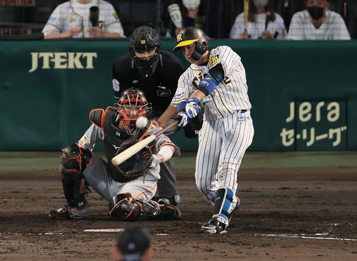 阪神対巨人　5回裏阪神1死一塁、逆転となる左越え2点本塁打を放つ梅野（撮影・前田充）