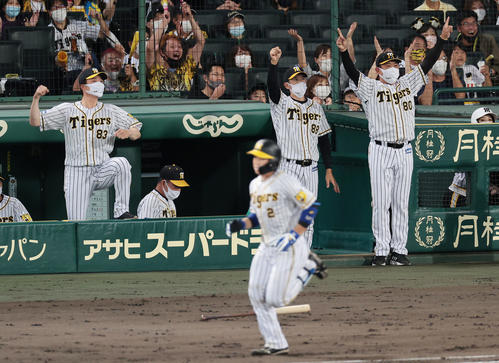 阪神対巨人　5回裏阪神1死一塁、梅野（手前）が逆転2点本塁打を放ち、ガッツポーズする矢野監督（右から2人目）ら（撮影・前田充）