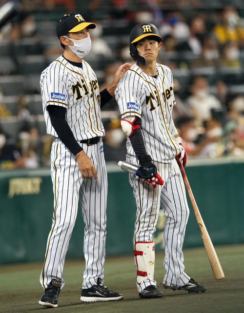 阪神対巨人　8回裏阪神無死一、二塁、矢野監督（左）は打席に向かう中野を呼び、耳打ちする（撮影・上山淳一）