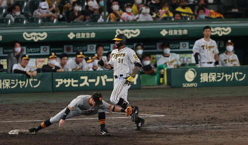 阪神対巨人　8回裏阪神1死満塁、遊ゴロ併殺に倒れるマルテ（撮影・前田充）