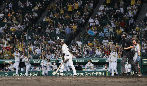阪神対巨人　9回裏阪神無死一塁、大山はサヨナラ2点本塁打を放つ（撮影・足立雅史）