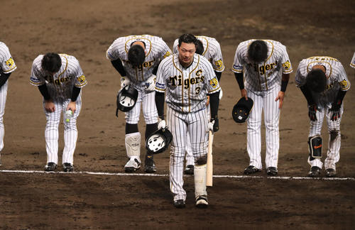 阪神対巨人　巨人にサヨナラ勝ちをしてファンに一礼する大山（中央）と阪神ナイン（撮影・白石智彦）