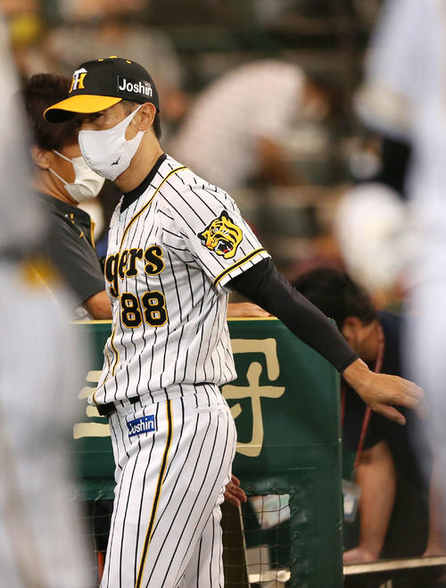 阪神対巨人　大山のサヨナラ2ランで巨人に連勝した矢野監督はファンにあいさつを済まし引き揚げる（撮影・上山淳一）