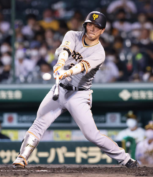 阪神対巨人　4回表巨人2死二塁、大城は左前適時打を放つ（撮影・足立雅史）