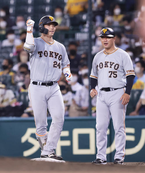 阪神対巨人　4回表巨人2死二塁、大城（左）は左前適時打を放ちガッツポーズ（撮影・足立雅史）