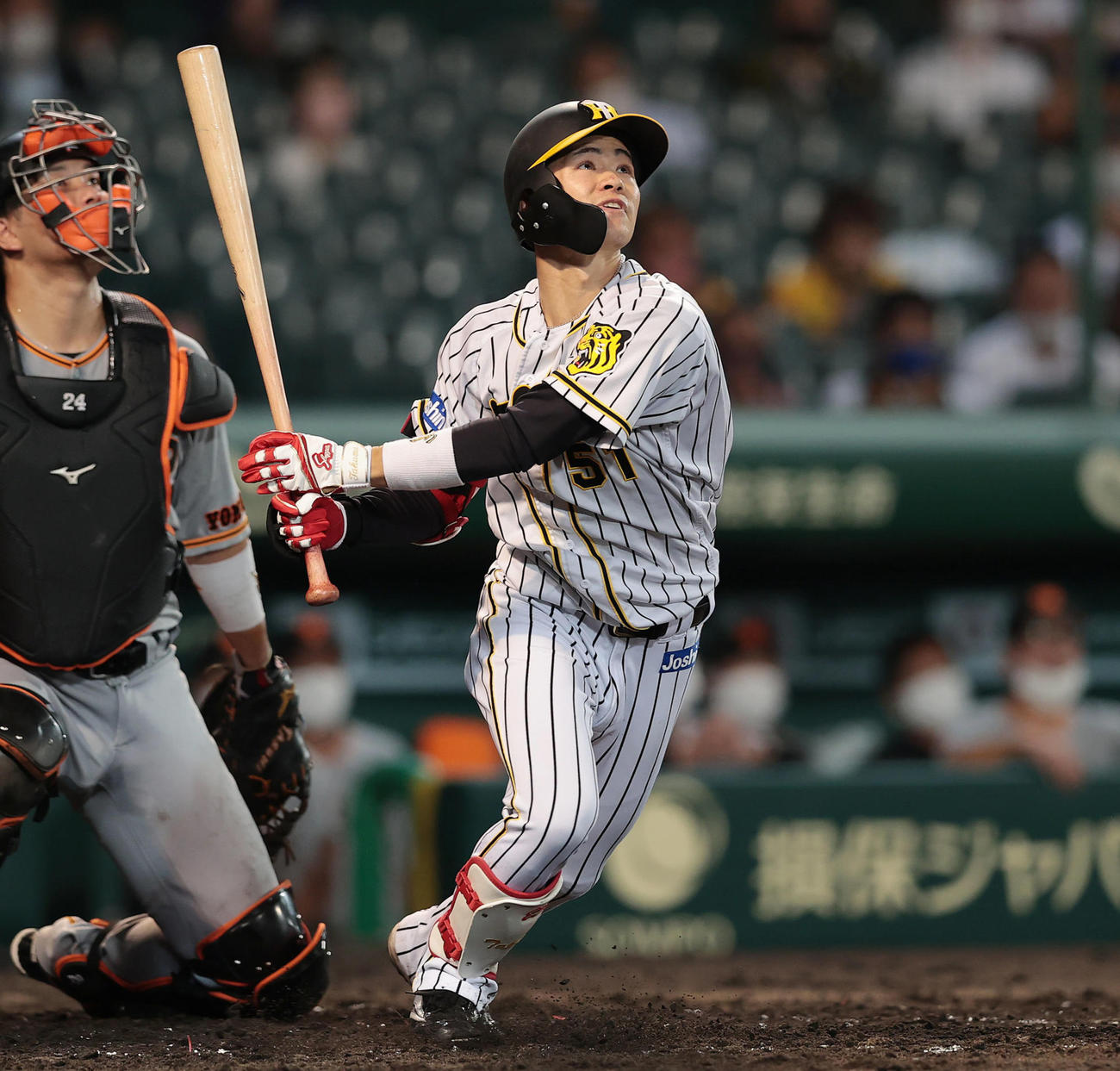 7回裏阪神2死満塁、中野は右越え勝ち越し3点適時三塁打を放つ（撮影・前田充）