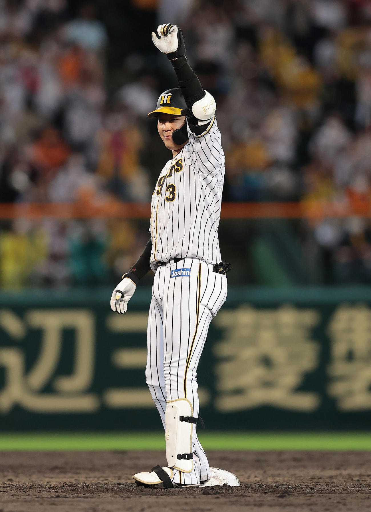 7回裏阪神1死満塁、大山は左翼線に同点2点適時二塁打を放ちガッツポーズ（撮影・前田充）