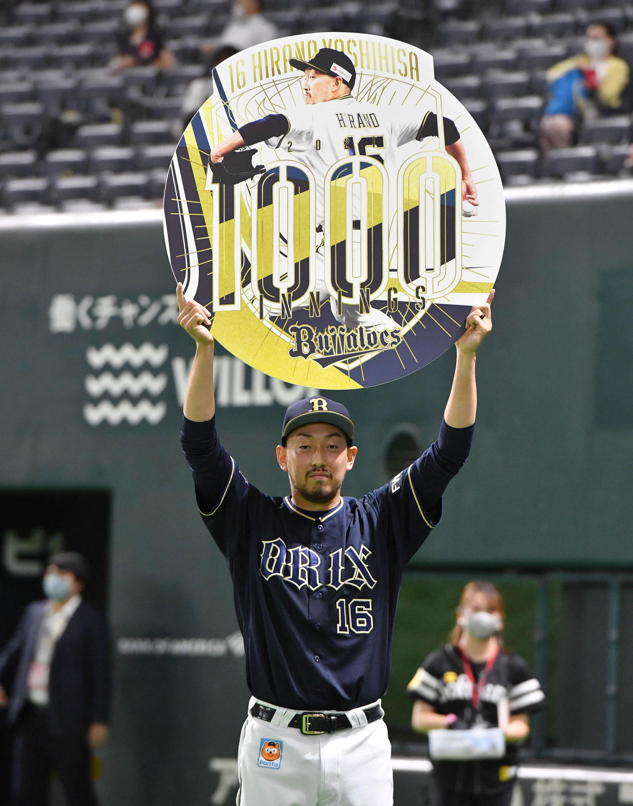 通算1000投球回を達成し、試合後に記念ボードを掲げる平野佳（撮影・岩下翔太）